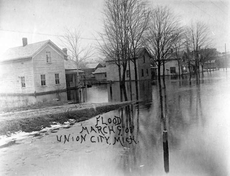 1908 Flood - Waters covering S. Broadway - Homes across from Jack's 39 water up to windows